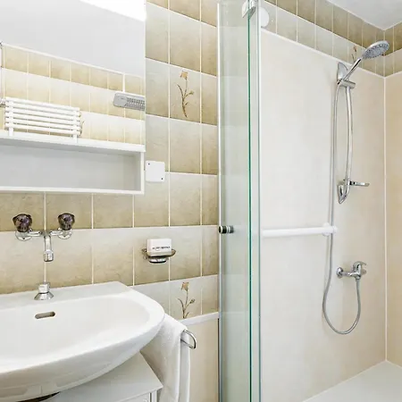 Apartment Casa Patrizia Gambarogno With & Mountain Views - Happy Caviano